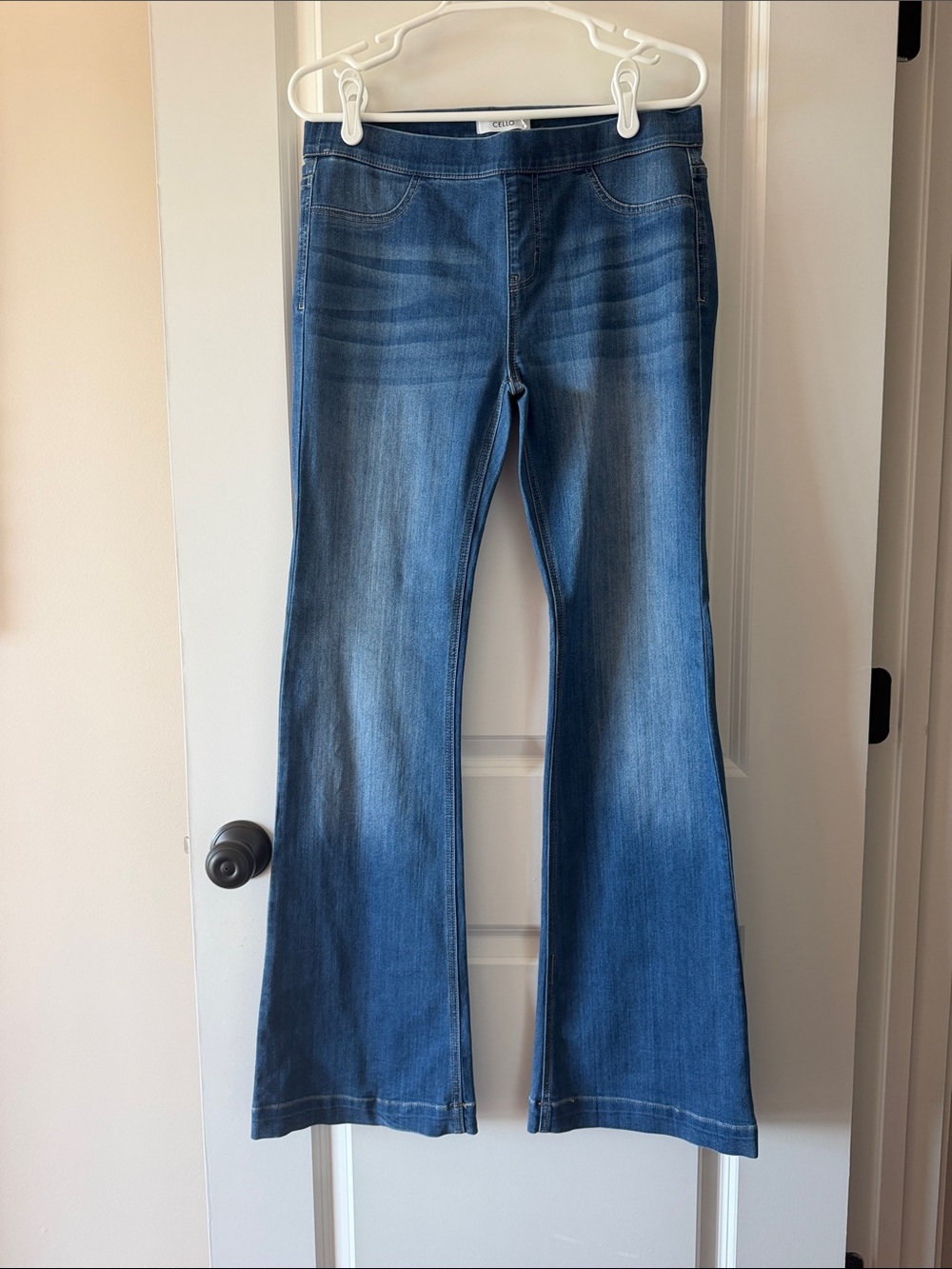 Never Worn!! Cello Women's Medium Blue Flare Jeans - Wide Leg Denim Size XL